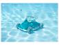 Robot de piscine turquoise nettoyant le fond et les parois.