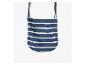 Petit sac bleu marine à rayures blanches.