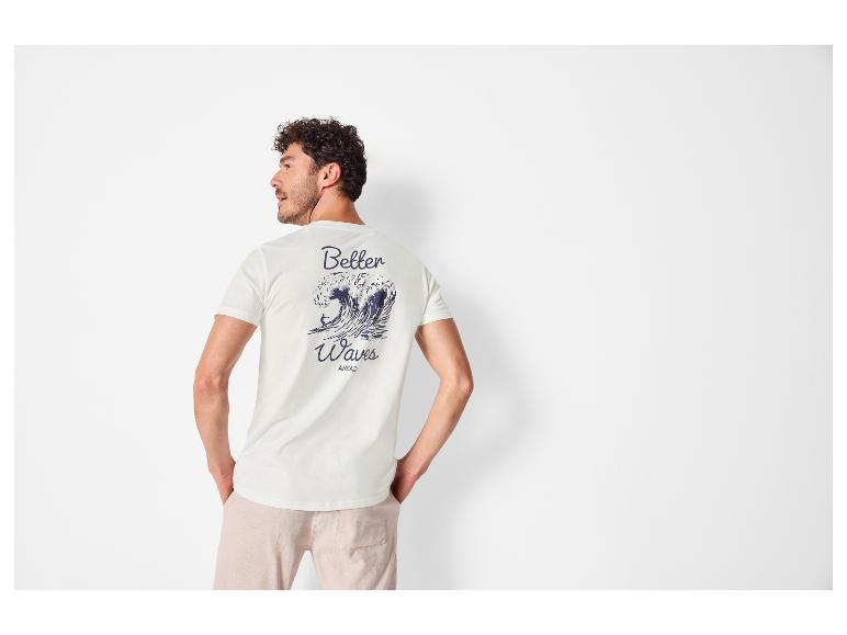 Homme en t-shirt blanc avec imprimé surfeur et short beige