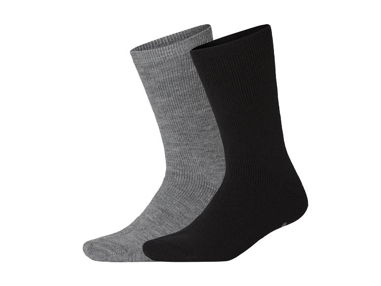 Une paire de chaussettes côtelées grises et noires.