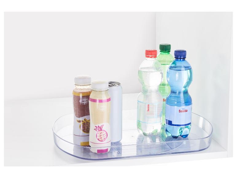 Boissons, y compris de l'eau Saskias, dans un bac transparent.