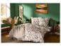 Parure de lit en satin de microfibre LIVARNO® avec motif végétal marron dans une chambre.