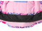 Intérieur d'une veste de ski pour enfant rose et à motifs avec une jupe pare-neige noire.