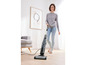 Une femme nettoie un sol en bois avec un aspirateur Bosch.