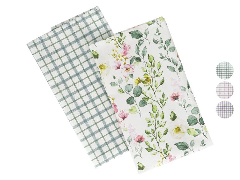 Deux torchons de cuisine, l'un à motif floral et l'autre à carreaux.