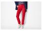 Femme en pantalon rouge, t-shirt rayé et veste bleu marine