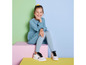 Une fille portant une robe bleue et des baskets blanches.