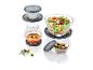Bols en verre avec couvercles, remplis de salade, sauce et olives.
