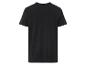 Un t-shirt noir à manches courtes.