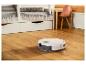 Aspirateur robot sur un sol en bois dans une chambre d'enfant.