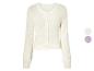 Un cardigan blanc à boutons et manches longues.