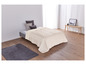 Une couette beige à motif en losanges sur un lit avec une tête de lit grise.