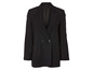 Un blazer noir à double boutonnage.
