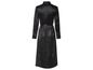 Une robe en satin noire à manches longues.