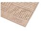 Serviette de bain beige avec motif à rayures et texte brodé.