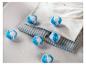 Balles de lavage sur un tissu rayé et blanc.
