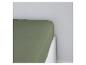 Un drap de lit vert foncé.