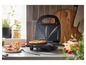 Un grille-pain avec un toast et des gaufres aux baies.