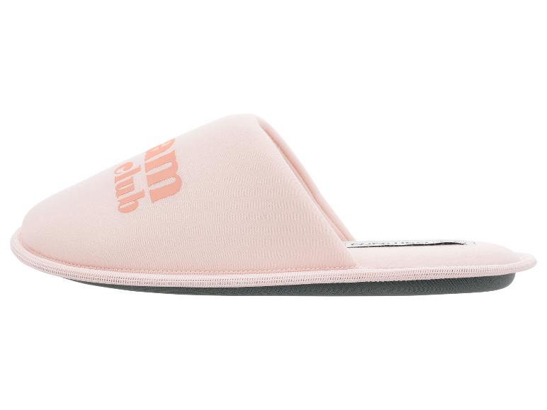 Chaussons rose clair avec le texte 'dream club' sur le dessus.