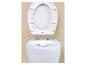 Toilettes blanches avec abattant ouvert sur fond beige