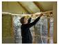 Homme installant le tube lumineux LIVARNO® Leuchtschlauch »The Renovator« dans le grenier.