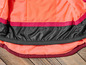 L'intérieur d'une veste d'hiver rose, rouge et noire.