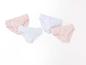 Trois paires de culottes roses et blanches.