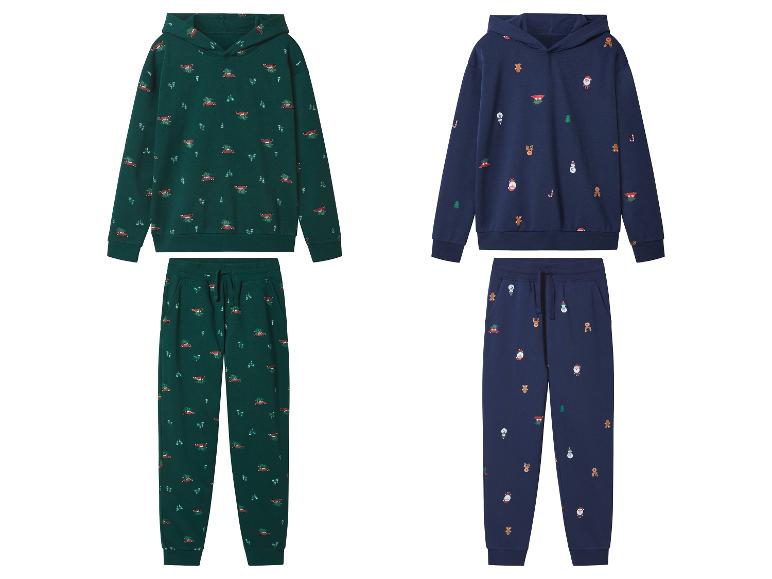 Deux ensembles de pyjama de Noël, un vert avec des voitures et un bleu avec des personnages.