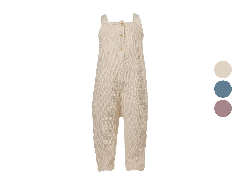 Barboteuse bébé tricotée beige avec boutons, avec des échantillons de couleur bleue et mauve.
