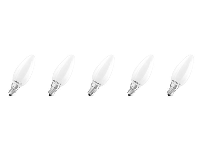 Cinq ampoules blanches en forme de bougie avec culot à vis, alignées.