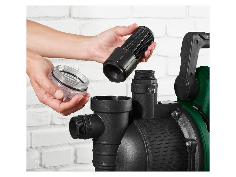 Mains tenant un filtre et un récipient transparent au-dessus d'une pompe à eau noire.