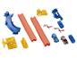 Circuit Hot Wheels avec des voitures, des virages et des lignes droites.