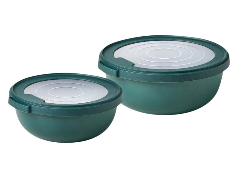Deux bols verts avec couvercles transparents, de tailles différentes.
