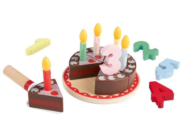 Gâteau d'anniversaire en bois avec les chiffres de 1 à 5 et des bougies.