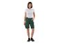 Femme portant un t-shirt blanc et un short de travail vert.