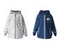Deux vestes de pluie pour enfants : une blanche à motifs de voitures et une bleue avec un nuage et 'HAPPY DAY'.