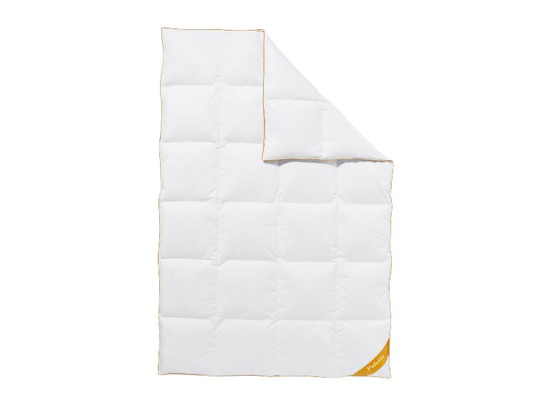 Couette blanche avec bordure dorée et étiquette « Palette Gold Comfort ».