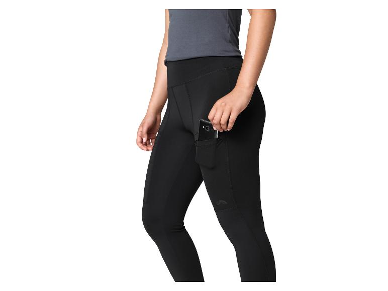 Femme portant un legging noir avec une poche latérale pour téléphone.