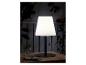 Lampe de table moderne avec abat-jour blanc, idéale pour une ambiance chaleureuse.