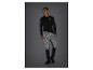 Homme en haut de sport noir à manches longues et pantalon de sport réfléchissant