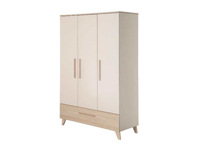 Armoire à trois portes avec un tiroir et des pieds en bois, dans des tons crème et bois clair.