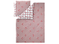 Parure de lit avec cannes à sucre et motif à carreaux rose et rouge.