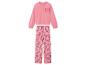 Un pyjama rose avec un haut à manches longues et un pantalon à imprimé cœur.