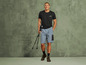 Homme portant un t-shirt noir, un short et des bâtons de randonnée.