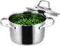 Casserole en acier inoxydable avec petits pois verts et couvercle en verre.