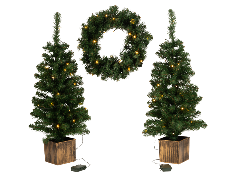 Deux sapins de Noël artificiels pré-éclairés dans des jardinières carrées et une couronne assortie pré-éclairée.
