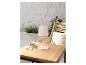 Lampe de table moderne et plateau en bois clair.
