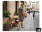 Homme portant un short en sweat denim ESMARA MEN et un t-shirt, marchant dans une rue. [image générée par l'IA]