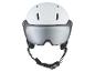 Casque de ski blanc avec visière intégrée.