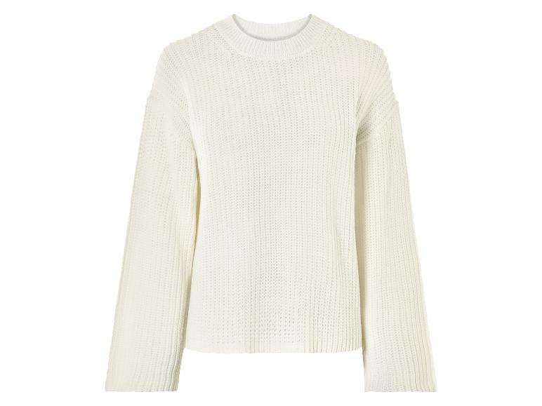 Un pull blanc en tricot à manches longues.